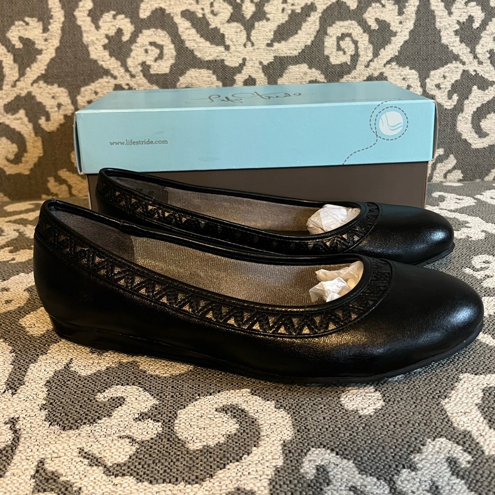 NEW in box Women’s Life Stride Black Flats